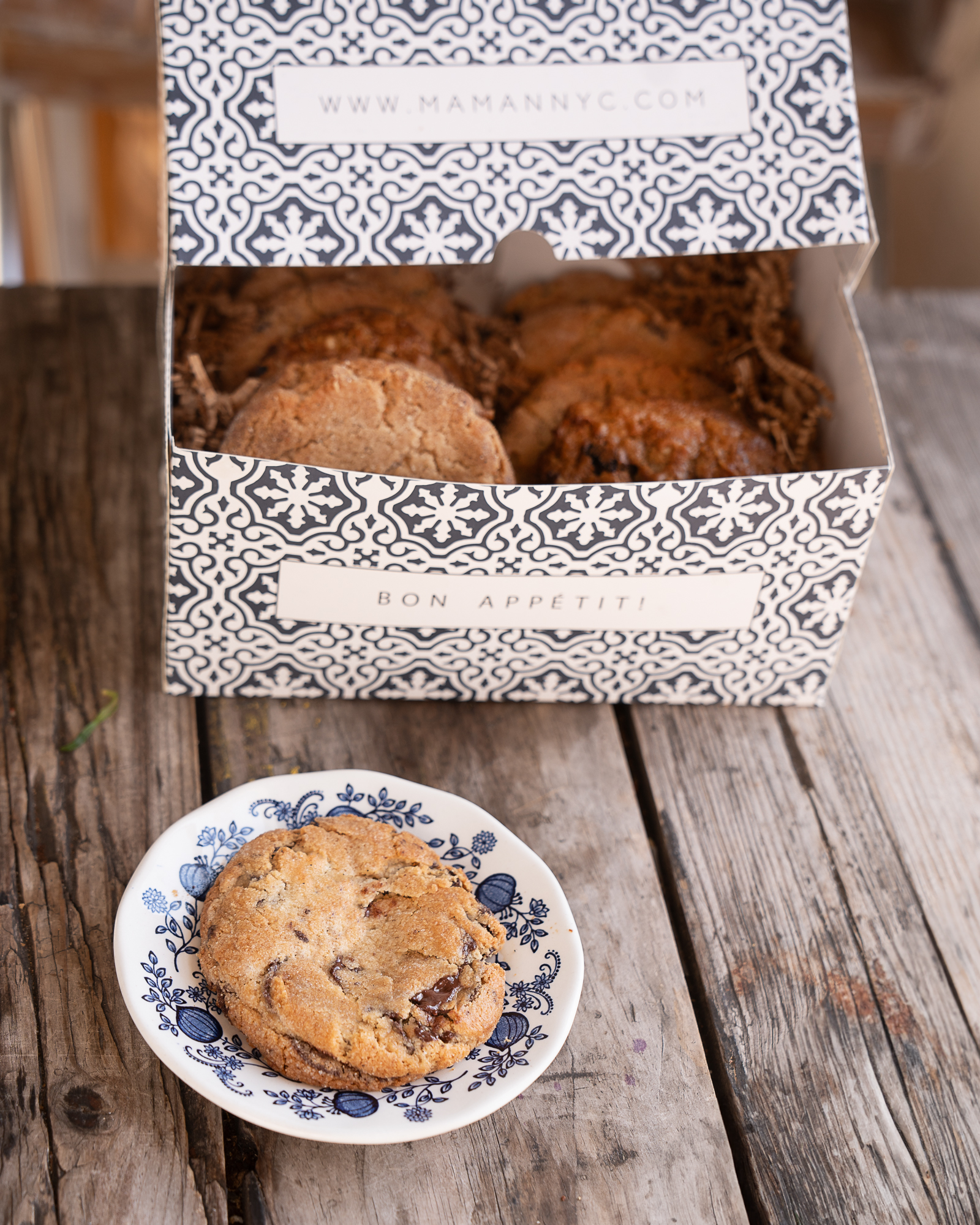 classic chocolate chip cookie gift box (FRENCH WINK)